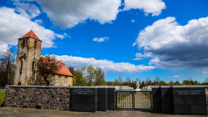 II Pasaules kara upuru piemiņas pasākums Lestenes brāļu kapos